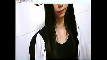 Jovem Amadora Da China Se Diverte Na Webcam.