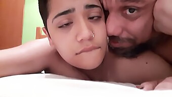 Experimente O Prazer De Gemer Com Bluezao E Duda Neste Vídeo De Sexo Anal