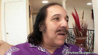 ลูกเลี้ยงวัยรุ่น Lynn Love ให้ Blowjob และได้รับการเลียหีโดย Ron Jeremy