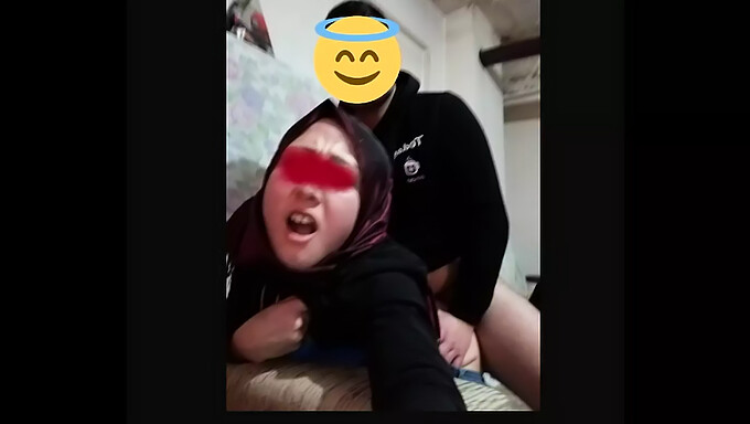 뒤에서: 큰 엉덩이 터키 Milf가 젊은 남자에게 따먹힙니다