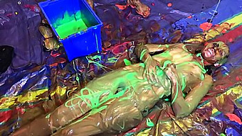 Una Ragazza Divertente E Sexy Fa Il Teasing Con Torte Alla Crema E Slime Disordinato