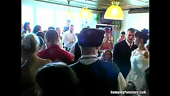 Une Fête De Mariage Profite D'Un Sexe De Groupe En Public