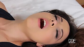 كسس عريان وتداخل مزدوج في فيديو ليزبيان مذهل