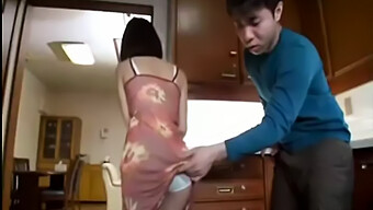 Una Milf Asiatica Seduce L'Amico Del Figliastro In Questo Video Di Pompino..