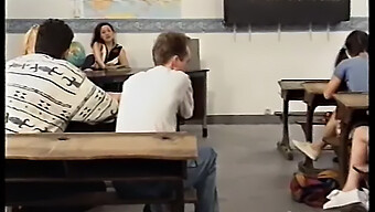 Le Studentesse Retrò Si Fanno Porche In Questo Video Classico