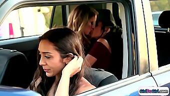 Homens Assistem Garotas Se Beijando No Banco De Trás De Um Carro.