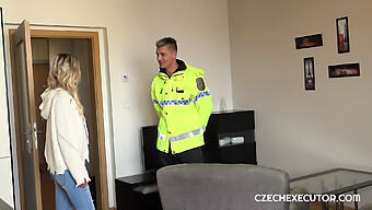 Geile Agent Krijgt Zijn Lading Van Een Geile Escort