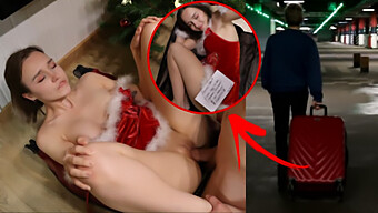 Hadiah Telanjang Untuk Semua Orang: Blowjob Dan Cowgirl Dalam Suasana Krismas. Anda Pasti Tidak Mahu Terlepas Video Ini!