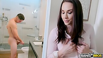 Vollbusige Mutter Chanel Preston Erwischt Ihren Sohn Beim Wichsen Im Badezimmer