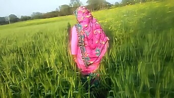 Amateur Bhabhi Gets Down And Dirty In The Outdoors