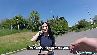 Videoclipul Amator Al Lui Lullu Gun Prezintă Un Agent Sexy Călărind Un Penis Mare Într-Un Loc Public