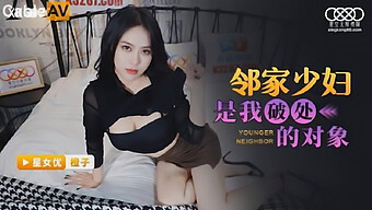 少女(18+)妹妹在热辣的性爱中享受大胸部和大鸡巴