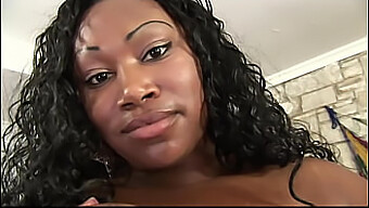 Zwarte Ebony Milf Krijgt Een Diepe Keel En Creampie