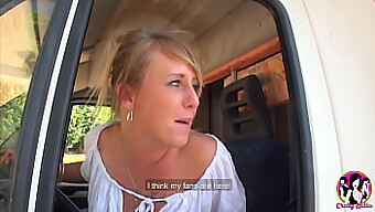 Zwei Typen Wechseln Sich Ab, Um Eine Heiße Blonde Milf In Ihre Enge Muschi Und Ihren Arsch Zu Ficken