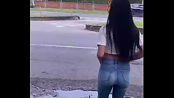 Venendo Dentro Dopo Un Incontro Selvaggio In Strada Con Una Latina