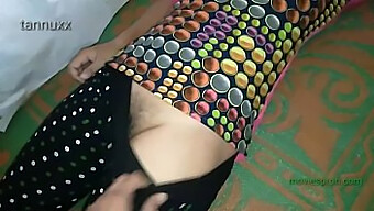 18+ টিন একটি কঠোর হ্যান্ডজব এবং এনাল ফাকিং পায়।