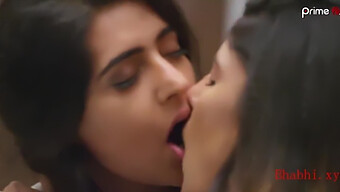 Lesbian India Di Junoon Dan Ishq: Adegan Berciuman Terbaik