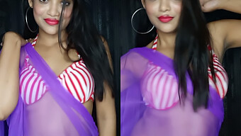 La Belle Indienne Rekha Boi En Bikini Et Vêtue