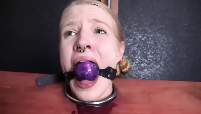 ทาส Bdsm อเมริกันถูกเสียบด้วยเครื่องสั่น