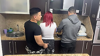 Boquete E Brincadeira Anal Em Um Vídeo Com Uma Milf Traindo