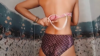 La Chica Desi De 18 Años Muestra Sus Bragas Y Su Sujetador En Un Traje De Baño