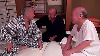 Shigeo Tokuda Y Sus Amigos Tienen Una Orgía Salvaje Con 3 Chicas