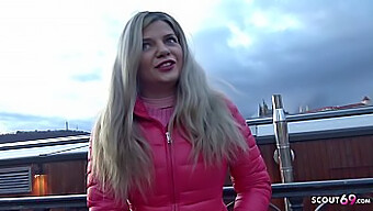 Ragazza Adolescente (18+) Con Occhi E Curve Blu Viene Scopata Per Strada. Non Perdere Questo Video Piccante!