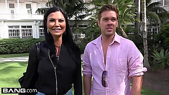 Jasmine Jae Prezentuje Swoje Duże Cycki I Przekłutą Cipkę Na Plaży.