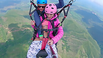 Mokrá A Divoká: Kunda Sa Necháva Šukať A Striekať Pri Paragliding