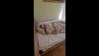 Domáce Video Manželky, Ktorá Zobudí Kamaráta Svojho Manžela, Aby Ju Použil