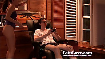 La Adolescente Amateur Lelu Love Se Divierte Con Su Novio De Los Videojuegos