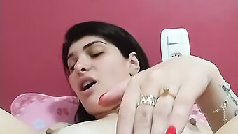 ضيق كس امرأة سمراء يحصل مارس الجنس من قبل لعبة ..