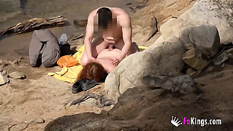 Teenager (18+) Giver Et Deepthroat Blowjob Og Får En Sperm Bruser På Stranden