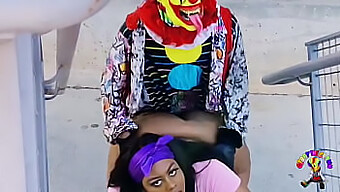 Ebony Skønhed Juicy Tee Får Sin Røv Kneppet Af Gibby The Clown På En Travl Motorvej