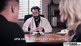 Pareja Con Problemas De Fertilidad Acepta La Ayuda De Un Médico