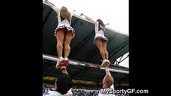 Nastoletnie Cheerleaderki W Majtkach I Zabawkach Erotycznych Cieszą Się Sobą Nawzajem.