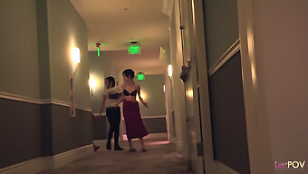 Trois Magnifiques Femmes Noires S'Engagent Dans Un Trio Lesbien Sauvage Avec Un Gros Gode-Ceinture Blanc