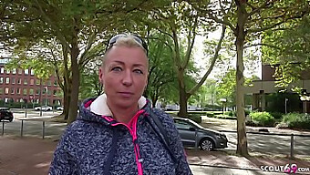 Mama Germană Mandy Își Întinde Fundul Strâns De Un Cocoș