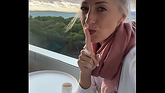 Blonde Milf Macht Es Sich Auf Hotelbalkon