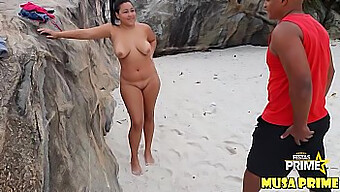 O Pau De Alexswingrj Acaricia A Bunda Grande De Uma Jovem De 18 Anos Na Praia Do Rio De Janeiro