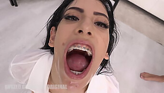 Creampie Anal Dan Deepthroat Dalam Penetrasi Ganda Dengan Kencing Dan Seks Kelompok