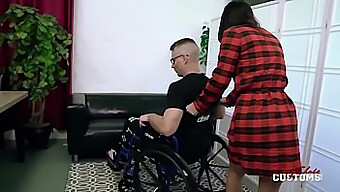 La Fidanzata Pelosa Milf Cavalca Il Suo Ragazzo Disabile Fino All'Orgasmo