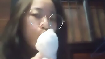 Ragazza Mora Si Da Piacere Con Un Dildo In Questo Video Da Sola