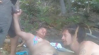 ¡esta Rubia Es Follada Por Una Pareja Amateur En La Playa! ¡no Te Pierdas Esta Escena Caliente Y Jugosa!