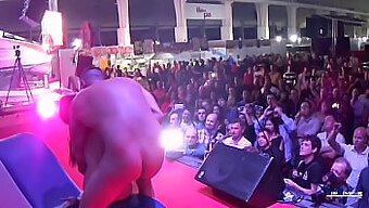 Penis Besar Mendapatkan Blowjob Di Pesta Swinger