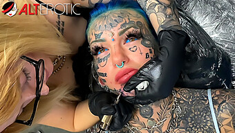 Linda Garota Tatuada Recebe Uma Gozada Facial Neste Vídeo Incrível.