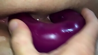 Amateurfrau Nimmt In Hausgemachtem Video Einen Doppeldildo Auf