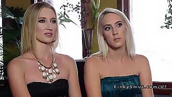 Deux Belles Blondes S'Engagent Dans Une Session De Sexe De Groupe Sauvage