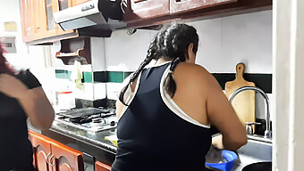 Milf In Cucina Mentre Scopo La Cameriera