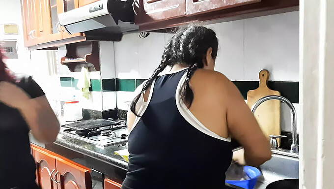 Uma Milf Na Cozinha Enquanto Eu Fodo A Empregada.